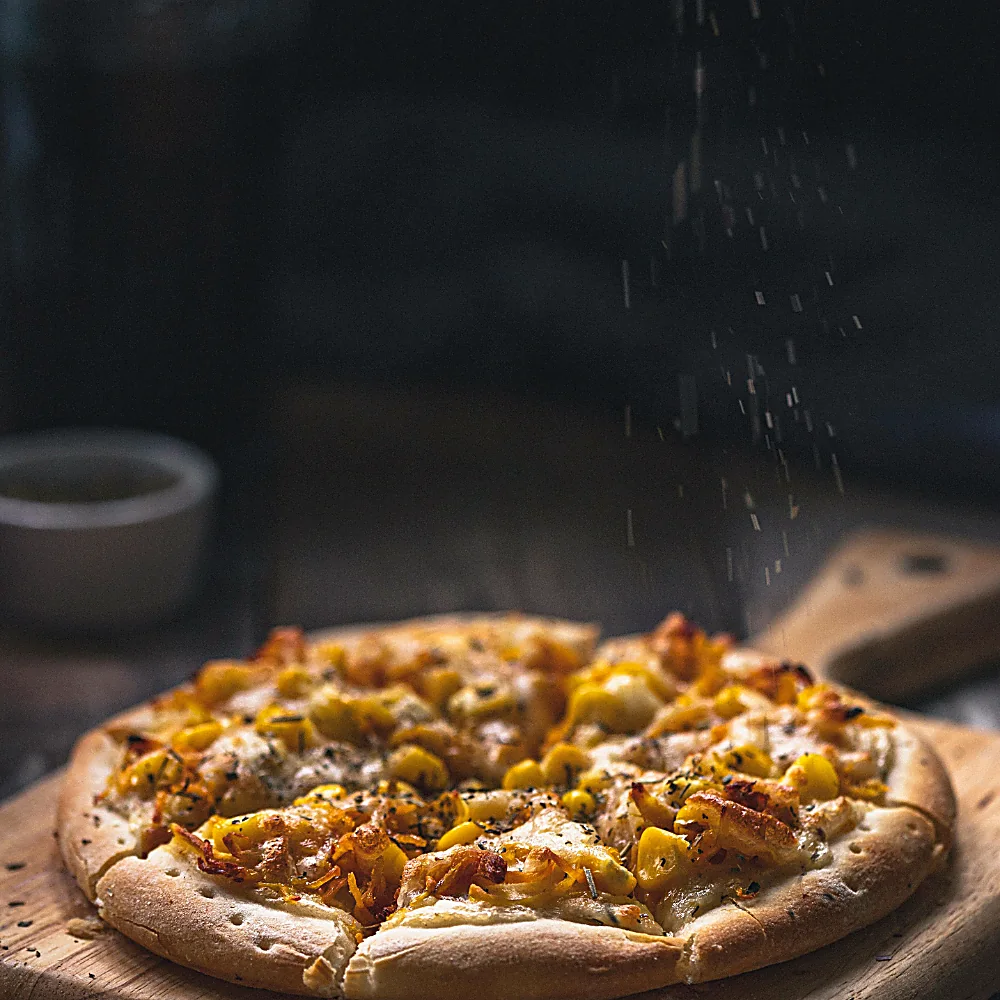Pizza gourmet su tagliere di legno